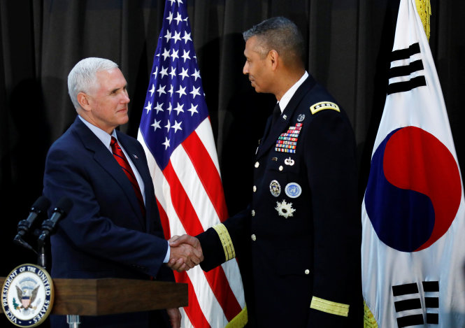 Phó Tổng tống Mỹ Mike Pence (trái) bắt tay một sĩ quan chỉ huy cấp cao của Mỹ tại Hàn Quốc chiều 16-4 - Ảnh: Reuters