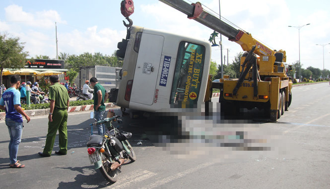 Hiện trường vụ tai nạn khiến hai vợ chồng ông Sơn bà Chị bị chiêc xe buýt lật đè chết tại chỗ - Ảnh: Mậu Trường