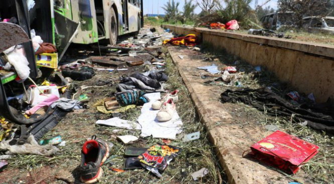 Quần áo, giày dép của các nạn nhân nằm vương vãi trên mặt đất sau vụ đánh bom - Ảnh: REUTERS