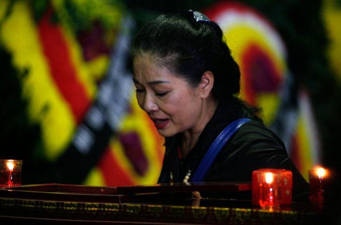 Nhiều nghệ sĩ, người thân nghệ sĩ Duy Thanh bật khóc trước linh cữu