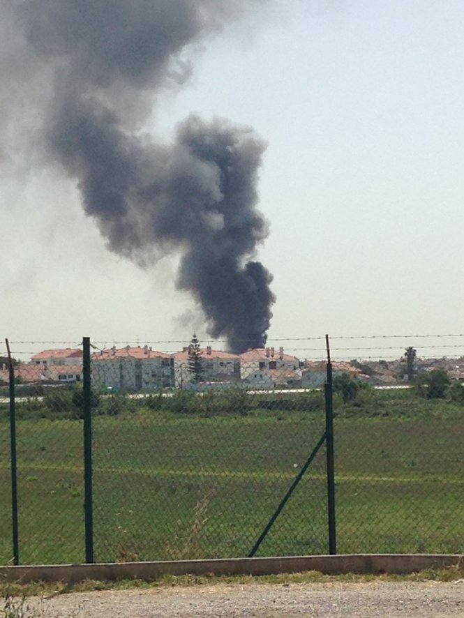 Cột khói bốc lên từ hiện trường máy bay rơi - Ảnh: Twitter