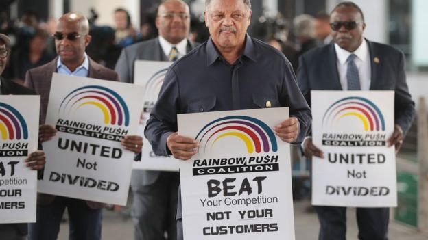 Lãnh đạo nhóm nhân quyền Reverend Jesse Jackson dẫn đầu một cuộc biểu tình tại sân bay chính của Chicago - Ảnh: AFP