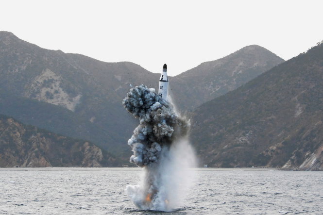 Quân đội Triều Tiên bắn thử tên lửa đạn đạo chiến lược từ dưới nước. Ảnh do Hãng thông tấn KCNA của Triều Tiên công bố ngày 24-4-2016 -
 Ảnh: Reuters