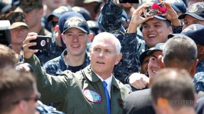 Phó tổng thống Mỹ Mike Pence chụp hình tự sướng với các quân nhân Mỹ khi đến thăm tàu USS Ronald Reagan ở cảng Yokosuka, Nhật - Ảnh: Reuters