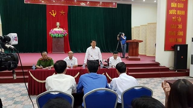 Chủ tịch UBND TP Hà Nội Nguyễn Đức Chung nói chuyện với lãnh đạo xã Đồng Tâm - Ảnh: Tuấn Phùng