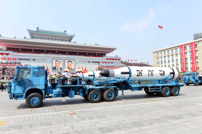 Xe chở tên lửa trong lễ duyệt binh mới đây tại Triều Tiên do KCNA cung cấp ngày 16-4 - Ảnh: Reuters