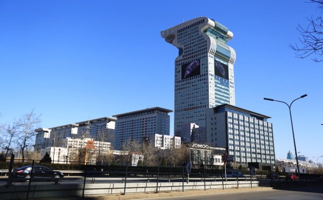 Một trong những khối tài sản của tỉ phú họ Quách: tòa trung tâm thương mại Pangu Plaza hình ngọn đuốc, cạnh khu Olympic Green ở thủ đô Bắc Kinh - Ảnh: AP