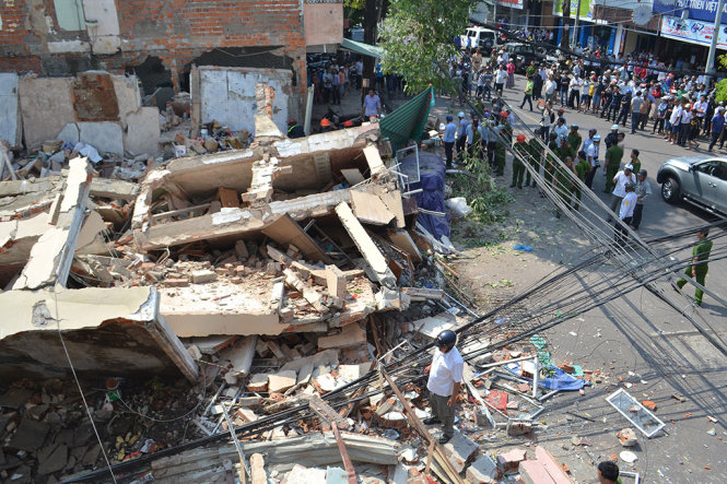 Hiện trường căn nhà 2 tầng đổ sập trên đường Trần Hưng Đạo (TP Quy Nhơn, tỉnh Bình Định) – Ảnh: DUY THANH