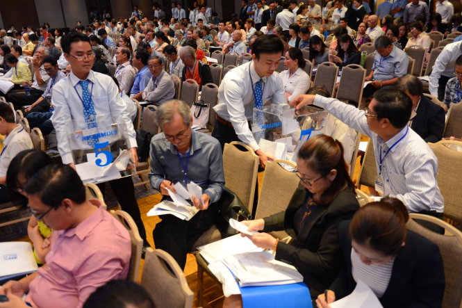 Cổ đông bỏ phiếu thông qua các tờ trình tại đại hội cổ đông thường niên Eximbank sáng 21-4 - Ảnh: Quang Định