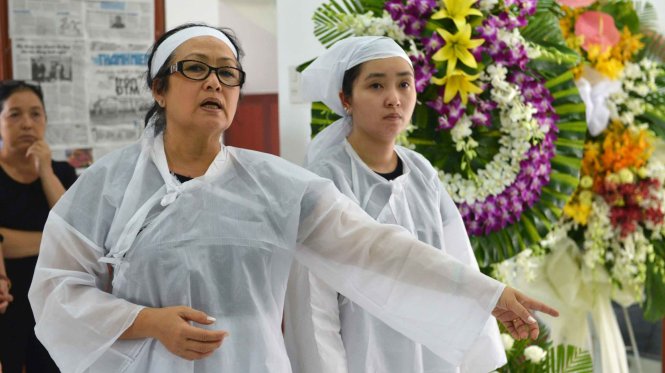 Vợ nghệ sĩ Thanh Sang gạt đau thương đứng ra lo liệu chu tất đám tang cho chồng - Ảnh: Duyên Phan