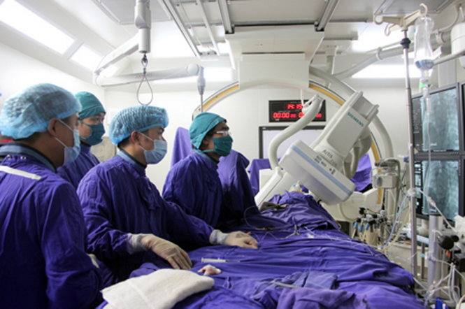 Các bác sĩ tiến hành phẫu thuật cho bệnh nhi - Ảnh: Bệnh viên đa khoa tỉnh Quảng Ninh