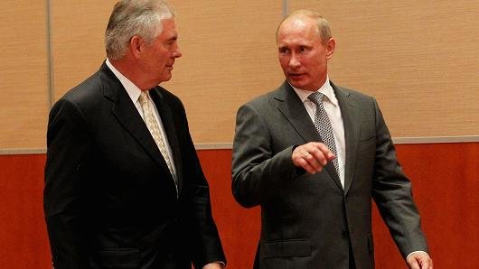 Tổng thống Nga Vladimir Putin (phải) và ông Rex Tillerson (trái) khi đó là tổng giám đốc điều hành của tập đoàn Exxon trong một lễ ký kết thỏa thuận khai thác giữa hai tập đoàn Exxon và Rosneft ngày 30-8-2011 ở Sochi, Nga - ảnh: Getty Images