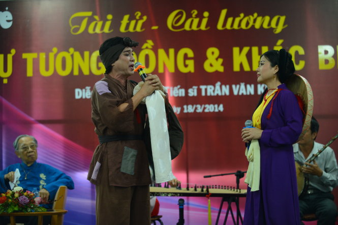 Nghệ sĩ Thanh Sang và nghệ sĩ Linh Huyền biểu diễn trích đoạn Bên cầu dệt lụa tại buổi giao lưu chủ đề “Đờn ca tài tử - Cải lương, sự tương đồng và khác biệt” do báo Tuổi Trẻ tổ chức sáng 18-3-2014 nhân sự kiện đờn ca tài tử chính thức được UNESCO công nhận là di sản phi vật thể thế giới - Ảnh: QUANG ĐỊNH