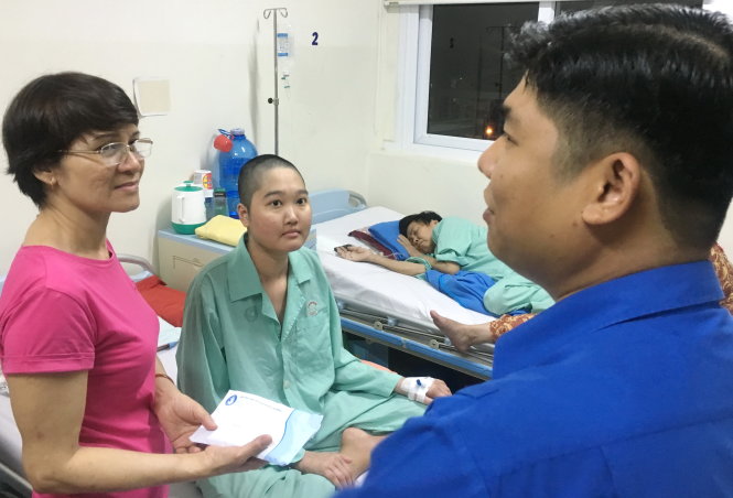 Đại diện Hội Sinh viên VN TP.HCM đến bệnh viện thăm và trao số tiền 60 triệu đồng hỗ trợ thêm chi phí điều trị cho Phương Vy - Ảnh: Q.NG.
