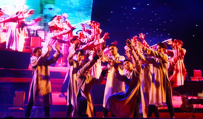 Một tiết mục múa trên nền nhạc của nhạc Trịnh được trình diễn tại đêm nhạc - Ảnh: MINH AN