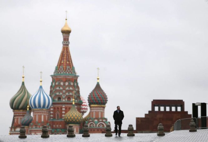 Lăng mộ nhà lãnh tụ Vladimir Lenin (phải) nằm gần nhà thờ thánh Basil tại Quảng trường Đỏ ở trung tâm thủ đô Matxcơva, Nga - Ảnh: Reuters