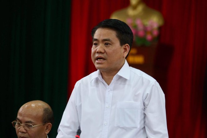 Ông Nguyễn Đức Chung đối thoại với người dân xã Đồng Tâm - Ảnh: Lê Kiên
