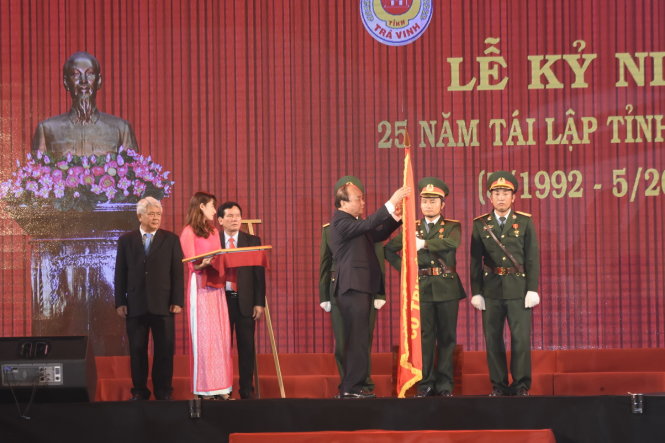 Thủ tướng Nguyễn Xuân Phúc tặng Huân chương độc lập hạng nhất lần thứ hai tại buổi lễ kỷ niệm 25 năm tái lập tỉnh Trà Vinh - Ảnh: ĐỨC THÀNH