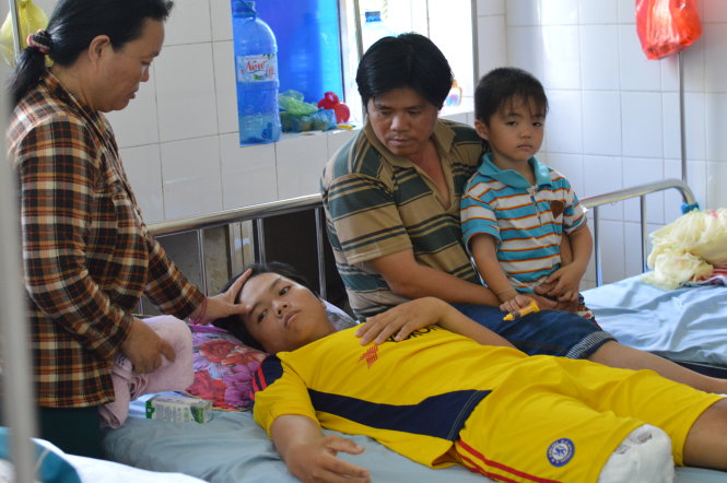 Trần Trúc Giang, 16 tuổi, bị tháo khớp chân phải - Ảnh: Ngọc Tài