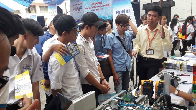 Các học sinh tìm hiểu nghề cơ điện tử tại gian hàng của Trường trung cấp nghề Kỹ thuật công nghệ Hùng Vương TP.HCM - Ảnh: Quang Phương
