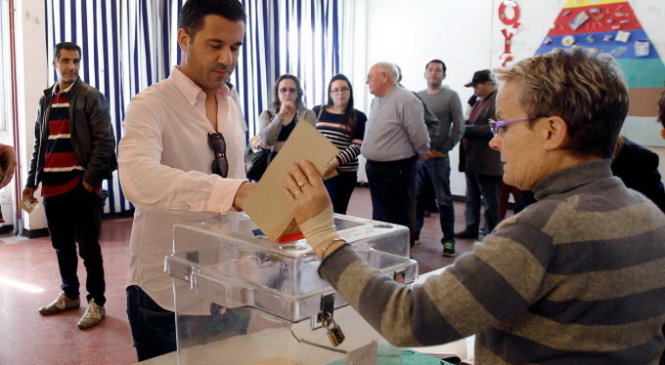 Công dân Pháp sống ở Tunisia đi bỏ phiếu bầu tổng thống tại thành phố Tunis ngày 23-4 - Ảnh: Reuters