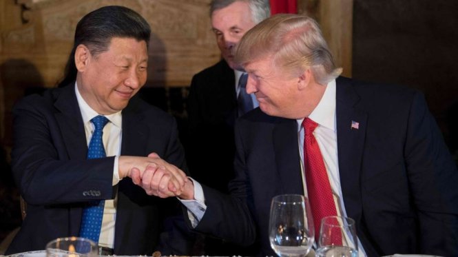Chủ tịch Trung Quốc Tập Cận Bình (trái) bắt tay tổng thống Mỹ Donald Trump tại hội nghị thượng đỉnh ở Mar-a-Lago, Florida - Ảnh: AFP
