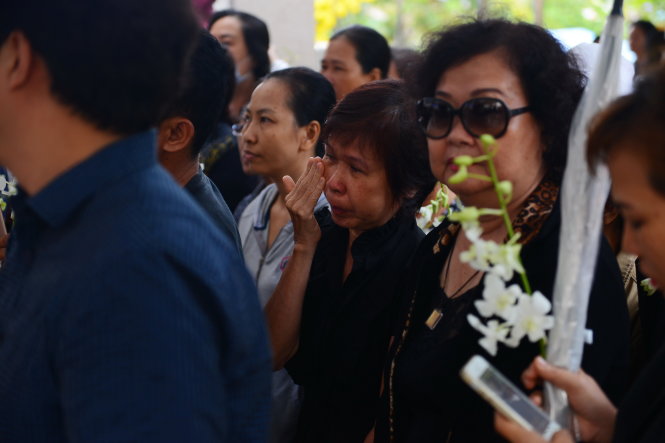 Một người phụ nữ khóc khi đến viếng NSUT Thanh Sang - Ảnh: QUANG ĐỊNH