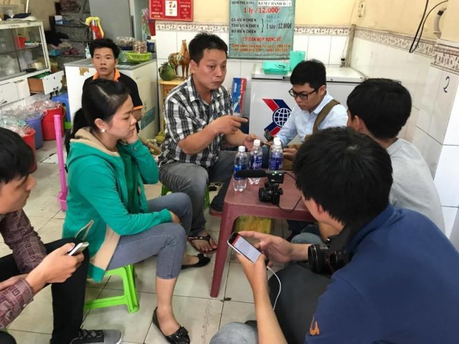 Hai vợ chồng ông: Giang Thành Đạt (37 tuổi), Lê Thị Ngọc Quý (30 tuổi, cùng ngụ Q.1) - chủ quán kem trên đường Trương Hán Siêu, Q.1 - nơi bị đập phá ngày 23-4 đang trình bày với các phóng viên - Ảnh: Gia Minh