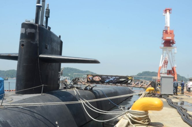 Tàu ngầm chạy bằng năng lượng hạt nhân USS Michigan của Mỹ - Ảnh: Reuters