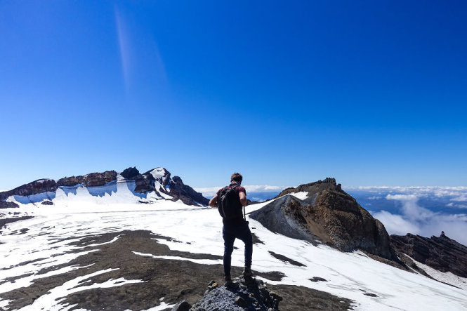 Vài ngày sau, anh leo lên ngọn núi lửa cao nhất New Zealand, đây cũng là nơi từng được dùng làm bối cảnh cho phim Chúa tể những chiếc nhẫn (The Lord of The Rings)