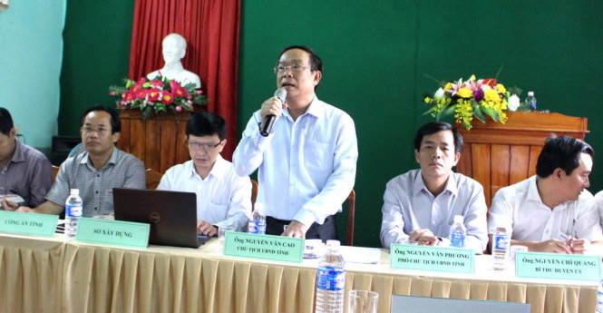 Ông Nguyễn Văn Cao - chủ tịch UBND tỉnh Thừa Thiên Huế trả lời kiến nghị của người dân thôn Nam Phước