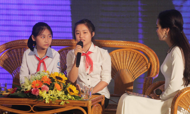 Bạn Nguyễn Anh Thư chia sẻ câu chuyện xúc động về người mẹ đã qua đời tại buổi lễ trao giải - Ảnh: D.Hòa