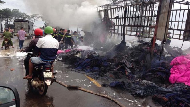 Hiện trường chiếc xe tải bị cháy sáng nay trên quốc lộ 14 đường Hồ Chí Minh - Ảnh: B.D