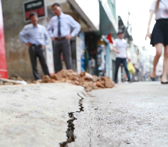 Vết nứt chạy dài trên đường Nguyễn Văn Trỗi - Ảnh: M.Vinh