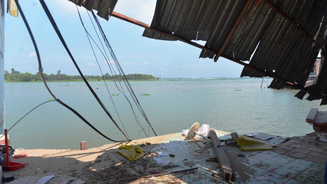 Cảnh tan hoang cua một ngôi nhà sau khi một nửa nhà đã bị sụp xuống sông Vàm Nao - Ảnh: Duyên Phan