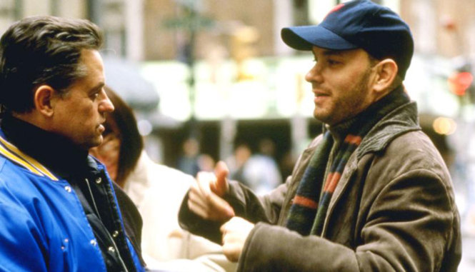 Jonathan Demme (trái) và Tom Hanks tại phim trường phim Philadelphia - Ảnh: Cineplex