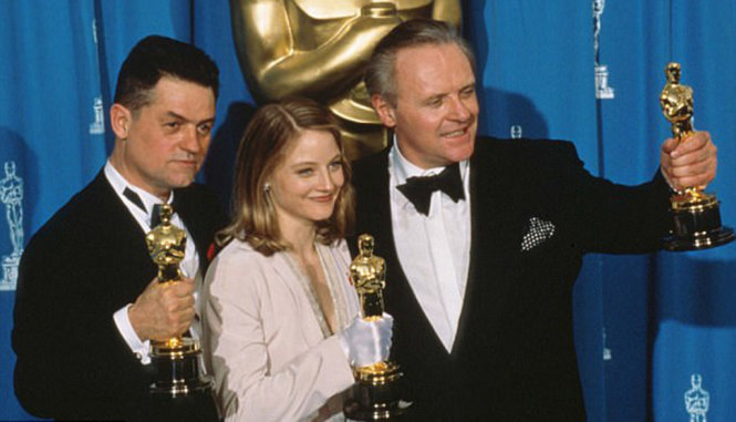 Jonathan Demme (trái) cùng Jodie Foster (giữa) và Anthony Hopkins nhận giải Oscar cho phim Sự im lặng của bầy cừu - Ảnh: Daily Mail