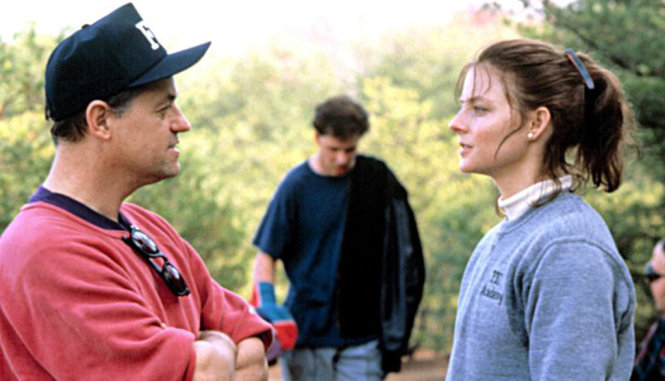 Jonathan Demme (trái) chỉ đạo diễn xuất cho nữ nhân viên FBI Clarice Starling - nhân vật do Jodie Foster thủ vai - Ảnh: Hollywood Reporter