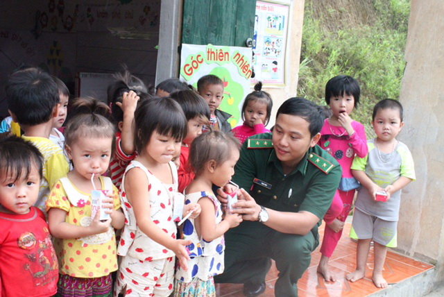Phạm Tuân trong một chuyến đi trao quà cho trẻ em vùng cao - Ảnh: NVCC