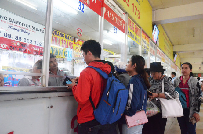 Hành khách mua vé tại BXMĐ chiều 27-4 - Ảnh: Uyên Trinh