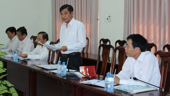 Ông Trần Hoàng Hợp, phó chủ tịch UBND TP Sóc Trăng (người đứng) trong buổi làm việc với các sở ngành tỉnh Sóc Trăng xung quanh vụ biệt thư chui của ông Ngọ chiều 24-4 - Ảnh: K.Tâm
