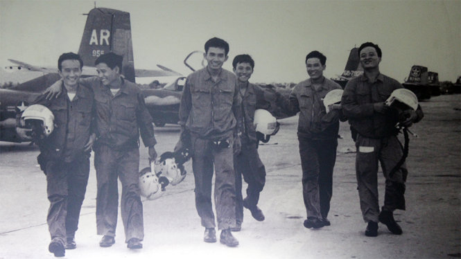 Phi đội Quyết Thắng trở về sân bay Thành Sơn (Phan Rang) sau khi ném bom Tân Sơn Nhất. Trần Văn On thứ ba từ phải qua - Ảnh Tư liệu