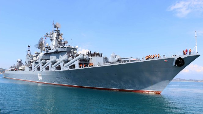 Tàu tuần dương Varyag và tàu tiếp dầu Pechenga tiến vào Cảng quốc tế Cam Ranh - Ảnh: Văn Sơn