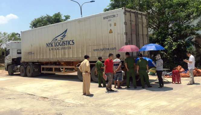 Chiếc container gây tai nạn bỏ trốn qua nhiều tỉnh bị công an Quảng Nam bắt giữ - Ảnh: MẠNH TRƯỜNG