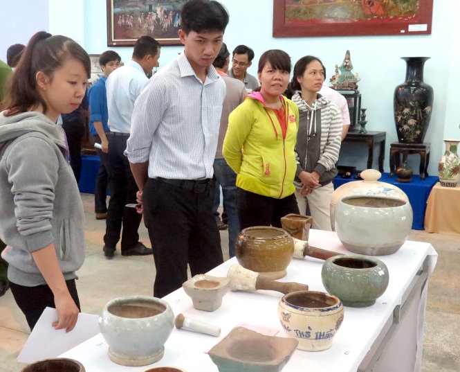 Khách tham quan góc trưng bày chày cối bằng gốm của nhà sưu tập Dương Cao Sang - Ảnh: L.Điền