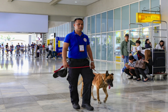 Philippines siết chặt công tác an ninh cho Hội nghị cấp cao ASEAN. Trong ảnh: một nhân viên an ninh dẫn theo chó nghiệp vụ túc trực tại sân bay quốc tế Ninoy Aquino ở thủ đô Manila ngày 26-4 - Ảnh: D.AN