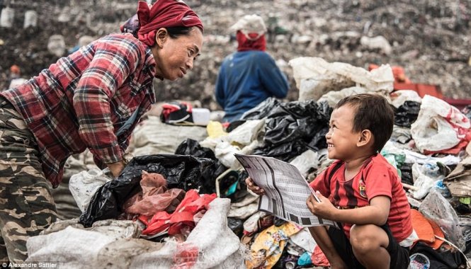 Trẻ em theo người lớn đi bới rác ở Bantar Gebang - Ảnh: Alexandre Sattler