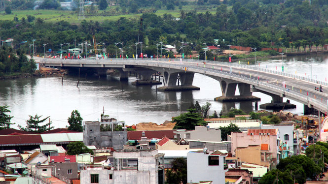 Cầu có tổng chiều dài 2.153m gồm cầu (dài 475m) và đường dẫn vào cầu (dài 1678m) với tổng vốn đầu tư khoảng 1.000 tỉ đồng - Ảnh: A Lộc