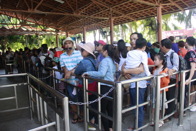 Rất đông du khách xếp hàng tại cảng Vinpearl Nha Trang sáng 29-4 - Ảnh: THANH TRÚC