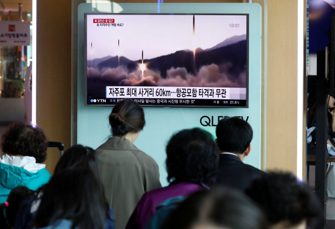 Truyền thông Hàn Quốc đưa tin vụ phóng tên lửa của Triều Tiên ngày 29-4 - Ảnh: Reuters